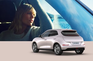 Eine junge Frau sitzt verträumt im GWM ORA 03, dazu der GWM ORA 03 in Galaxy Beige