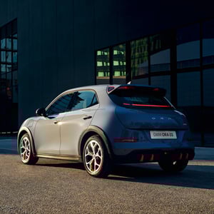 Der GWM ORA 03 GT in Meteorite Grey von hinten mit GT Icon Dachspoiler