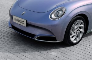 Der Blick auf die Front des GWM ORA 07 GT in DreamScape Purple, gut zu sehen: die ORA-typischen LED-Scheinwerfer und die beeindruckenden Leichtmetallfelgen