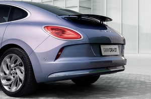 Der Heckspoiler des GWM ORA 07 GT in DreamScape Purple, der sich elektrisch ein- und ausfahren lässt und das stromlinienförmige Design betont