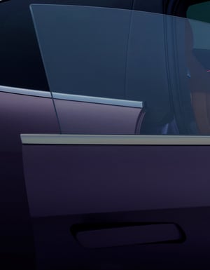 Die rahmenlosen Fenster betonen das einzigartige, stromlinienförmige Design des GWM ORA 07 GT in Dreamscape Purple