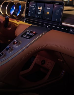 Das GWM ORA 07 Cockpit mit zwei Touchscreens sowie Mittelkonsole mit ORA typischen Kippschaltern und runden Dreh-/ Drückschaltern im braun-schwarzen Interieur