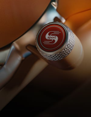 Der GWM ORA 07 GT Super Sport Fahrmodus Button im braun-schwarzen Interieur erhöht die Leistung der beiden 150 kW (204 PS) Motoren und verbessert die Beschleunigung